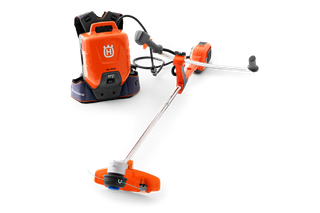 Husqvarna 富世华背负式割灌机的前视图,配有符合人体工程学的手柄和背带。