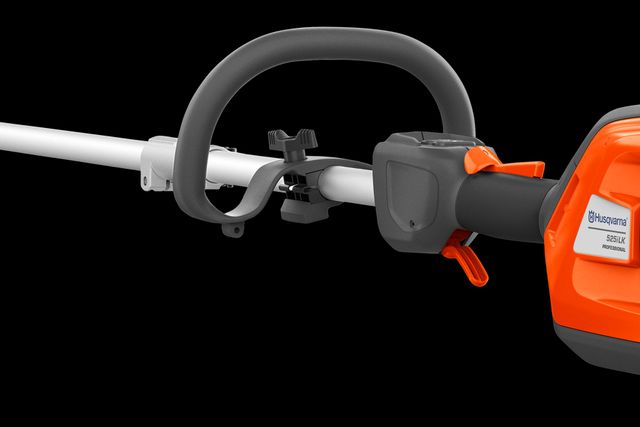 Vue latérale d’une tondeuse à batterie Husqvarna avec poignée ergonomique.