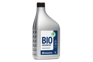 Vooraanzicht van een Husqvarna Bio Advanced-oliefles, gelabeld als oxidatiebestendig.