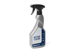 Vista frontal de un frasco de spray Active Clean de Husqvarna, 500 ml.