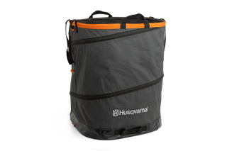 Edestä view Husqvarnan kokoontaitettavasta puutarhajätepussista, jossa on kahvat.