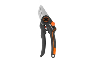 Framifrån på en Gardena grensax med ergonomiskt handtag.