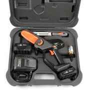 Bovenaanzicht van een Husqvarna-snoeiset in een koffer, inclusief batterijen, oplader en accessoires.