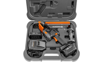 Husqvarna kettingzaagset in een koffer, inclusief kettingzaag, accu's en oplader.
