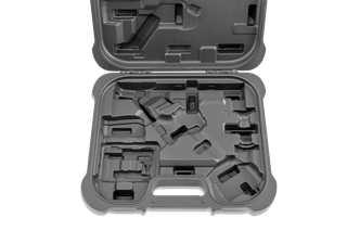 Bovenaanzicht van een lege gegoten plastic koffer met compartimenten voor gereedschap of accessoires.