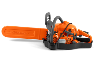 Vista lateral de uma motosserra Husqvarna com cobertura de proteção.