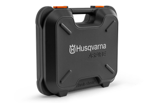 Vooraanzicht van een Husqvarna Aspire draagtas voor het scheren van struiken.