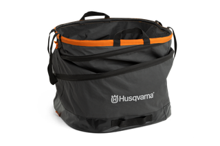 Edestä view Husqvarnan kokoontaitettavasta puutarhajätepussista, jossa on kahvat.