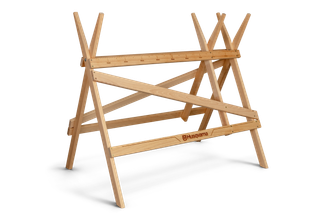 Sett forfra av en sagkrakk i tre med Husqvarna-merke.