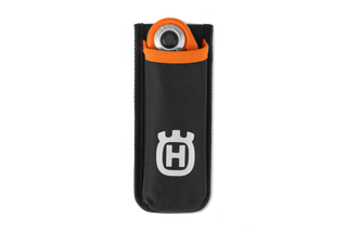 Edestä view Husqvarna-tuotepussista, jonka sisällä on osittain näkyvissä työkalu.