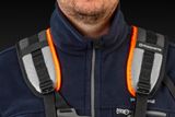 Nærbillede af en person iført Husqvarna-sele med synlig branding.