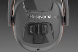 Draufsicht eines Husqvarna Mähroboters mit sichtbaren Bedientasten.