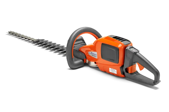 Zijaanzicht van een Husqvarna heggenschaar met ergonomisch handvat en snijmessen.