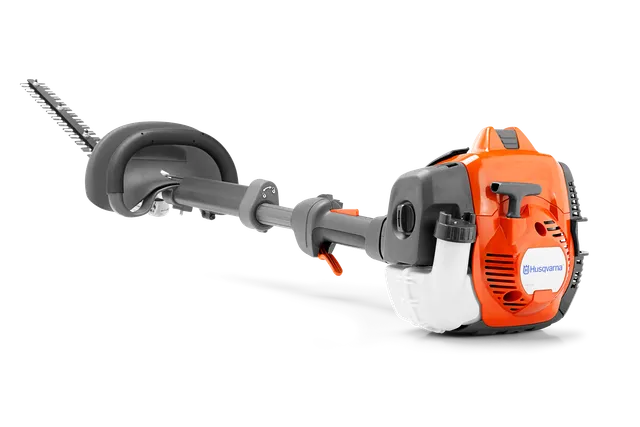 Zijaanzicht van een Husqvarna heggenschaar met zijn ergonomische handgreep en snijmes.