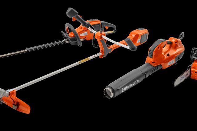 Vue de face d’un ensemble d’outils de jardinage Husqvarna, y compris un taille-haie, un souffleur de feuilles, une scie à chaîne et un coupe-herbe.