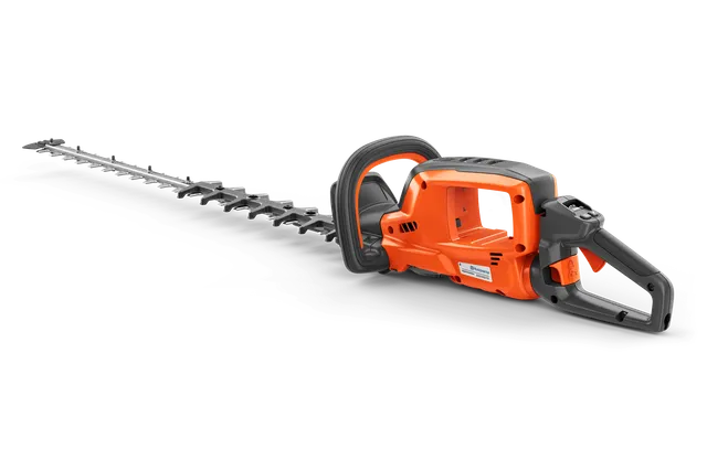 En Husqvarna-häcksax visas från sidan med ergonomiskt handtag och kapskiva.