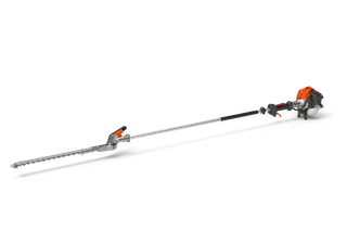Husqvarna HTF52D Hedge Trimmer Attachment. Un cortasetos con mango largo, utilizado para el mantenimiento del jardín.