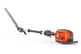 Sidovy av en batteridriven Husqvarna-häcksax med förlängd stång.