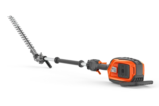 Husqvarna 525iHE3. Vue latérale d’un taille-haie Husqvarna avec un poteau à portée étendue.