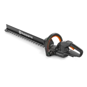 Boční pohled na nůžky na živý plot Husqvarna s ergonomickou rukojetí.