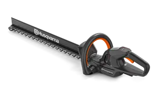 Vy från sidan av en Husqvarna häcksax med ergonomiskt handtag.