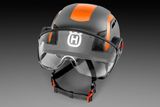 "Husqvarna" apsauginio šalmo su integruotu skydeliu vaizdas iš priekio.
