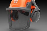 En Husqvarna-sikkerhedshjelm med høreværn og visir set forfra.