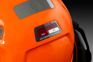 Detailní pohled na UV indikátor expirace na ochranné přilbě.