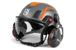 Framifrån på en Husqvarna skyddshjälm med hörselskydd och visir.