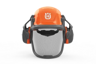 En Husqvarna-sikkerhedshjelm med høreværn og visir set forfra.