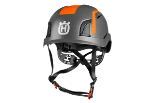 Husqvarna apsauginio šalmo su reguliuojamais dirželiais vaizdas iš priekio.