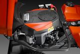 Vue rapprochée du compartiment moteur d’une tondeuse autoportée Husqvarna.
