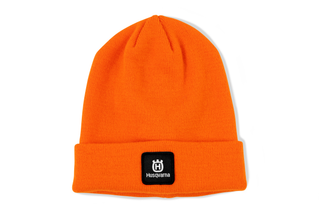 Vista frontal de um gorro Husqvarna com adesivo do logótipo.