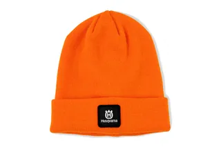 Vista frontal de um gorro Husqvarna com adesivo do logótipo.