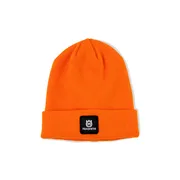 Vista frontal de um gorro Husqvarna com adesivo do logótipo.