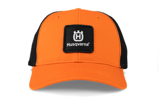 Vooraanzicht van een oranje Husqvarna-pet met een zwarte achterkant van mesh en logopatch.