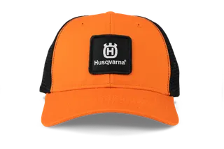 Vooraanzicht van een oranje Husqvarna-pet met een zwarte achterkant van mesh en logopatch.