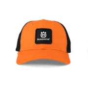 Vooraanzicht van een oranje Husqvarna-pet met een zwarte achterkant van mesh en logopatch.