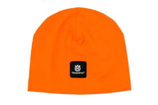 Vista frontal de um gorro Husqvarna laranja com adesivo do logótipo.