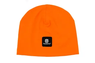 Vista frontal de um gorro Husqvarna laranja com adesivo do logótipo.