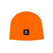 Vista frontal de um gorro Husqvarna laranja com adesivo do logótipo.