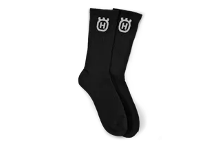 Ein Paar schwarze Socken mit Husqvarna-Logo.
