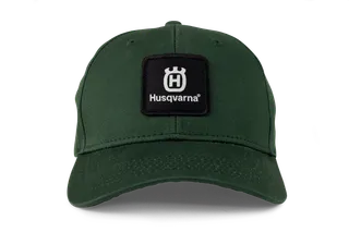 Vooraanzicht van een pet met Husqvarna-logo en logopatch.