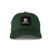 Vooraanzicht van een pet met Husqvarna-logo en logopatch.