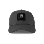 Vooraanzicht van een pet met Husqvarna-logo en logopatch.