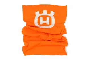 Vorderansicht einer orangefarbenen Halsgamasche mit Husqvarna Logo.