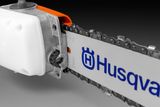 Zijaanzicht studio close-up van een Husqvarna stoksnoeizaag, zaagblad en zaagketting.