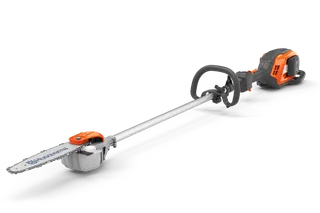 Husqvarna 530iPX Mark II. Zijaanzicht van een Husqvarna-stoksnoeizaag met zaagblad en ketting op een steel.
