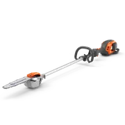 Husqvarna 530iPX Mark II. Zijaanzicht van een Husqvarna-stoksnoeizaag met zaagblad en ketting op een steel.