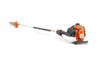 Küljevaade pika ulatusega mootoriga kettsaest, stuudiopilt.